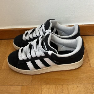 Adidas campus 00s - Svarat adidas campus 00s med vita strips. I mycket bra skick inga defekter förutom smuts på skosnörena. Pris kan diskuteras 