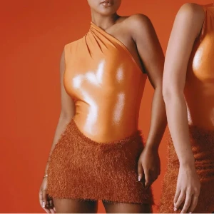 Co-ord från CouCoo - Säljer ett tvådelad set från CouCoo. Består av Jani bodysuit & Kaibu mini kjol. Setet säljs separat och kan användas separat om man vill. Aldrig använt och både plagg har prislapp samt band kvar. Orginalpris för set ligger på ca. 3000kr med frakt och tull kostnad. Liten i storlek. Storlek M på både kjol och bodysuit. 