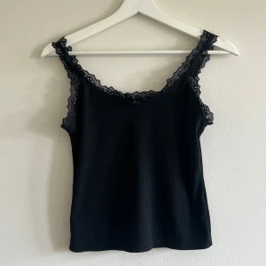 Svart spets linne  - Säljer ett svart spets linne 💕 bara svarta linnet = 20 kr svarta + grå linnet = 30 kr 💕 obs det är samma modell! 