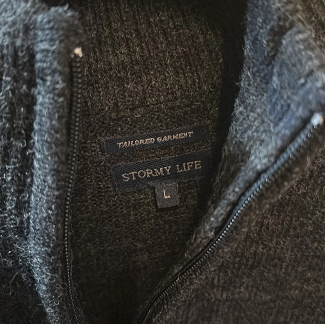 Mörkgrå stickad tröja med dragkedja från Stormy Life - 1