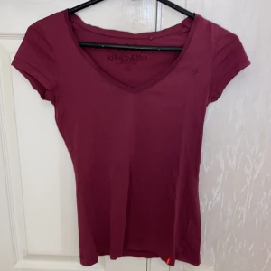 rosa/lila t-shirt - Säljer en t-shirt från spirit med storlek xs, gjord av bomull och ser lite mer rosa lila ut i verkligheten. skriv för mer bilder eller info så kan jag visa mer 💕