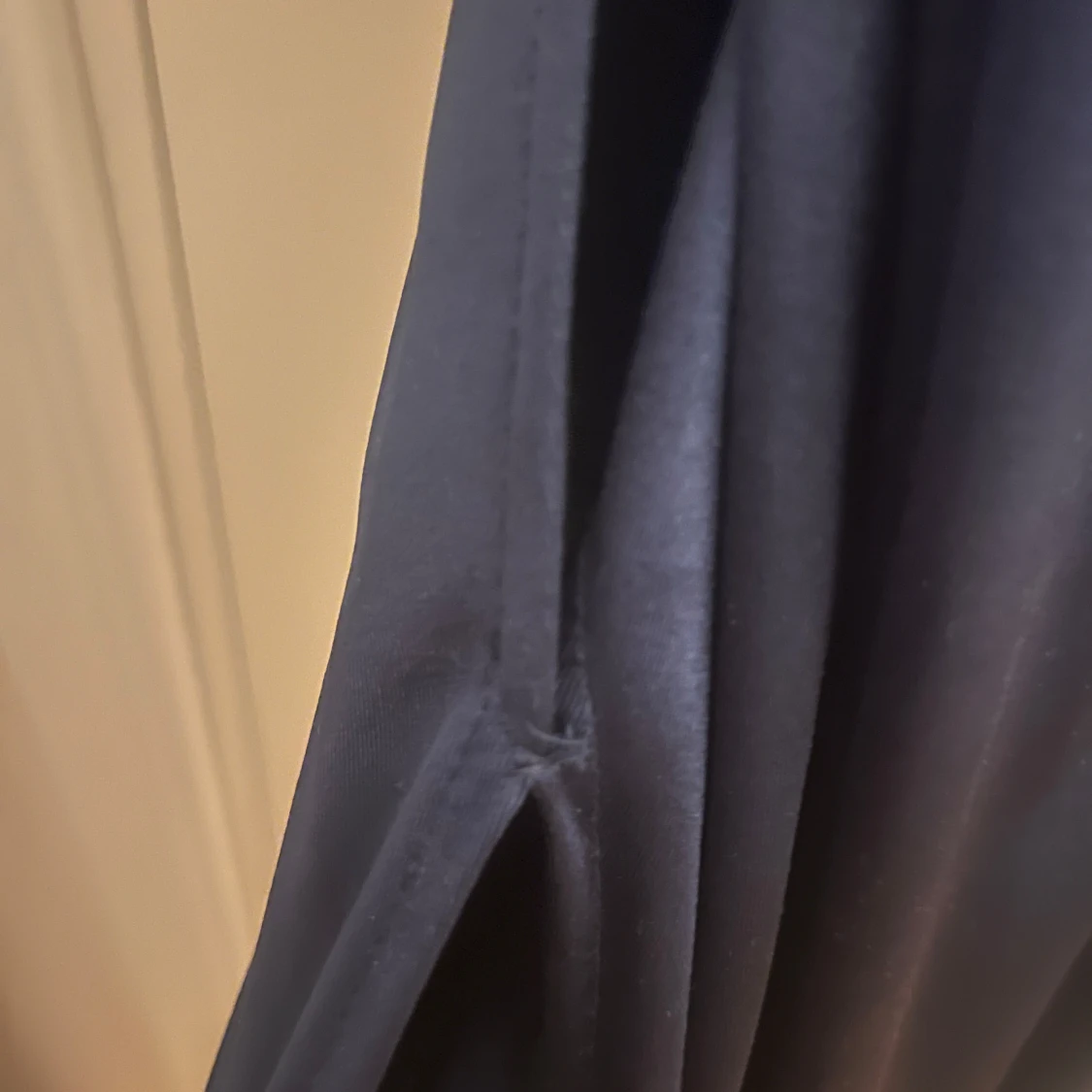 Marinblå långklänning med slits och smala axelband - 4