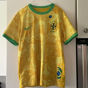 Fotbollströja Brasilien  - Säljer min fotbollströja baserad på Brasilien. Tröjan har använts varsamt 3-4 gånger och har inga defekter. Storlek M
