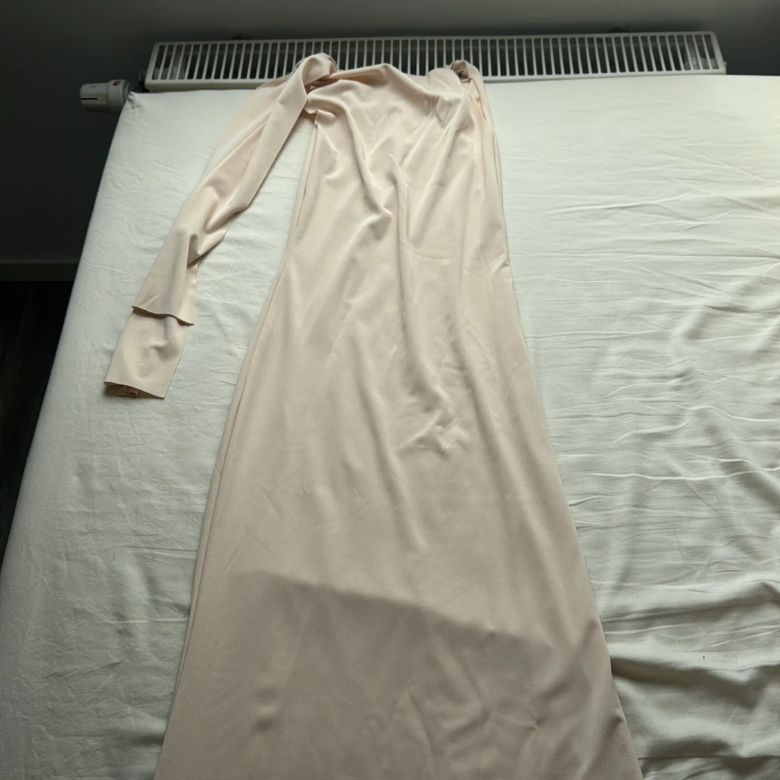 Elegant offwhite långklänning med asymmetrisk axel - 3