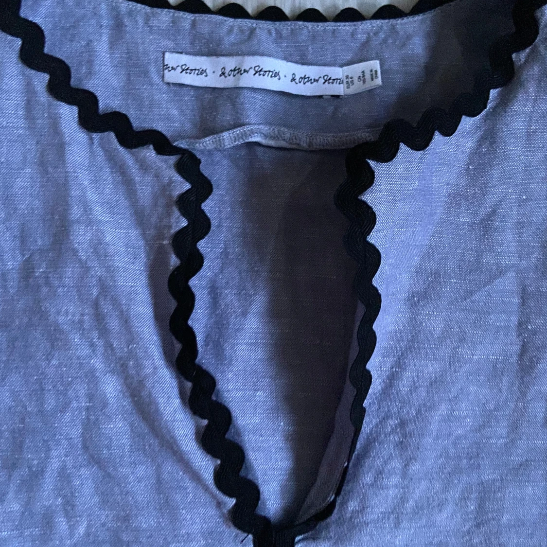 Ljusblå blus med svarta vågiga kanter från & Other Stories - 2