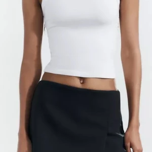 Svart kortkjol från ZARA - Säljer en svart kortkjol från ZARA med enkel och stilren design. Kjolen har shorts under. Aldrig använd bara provad💖