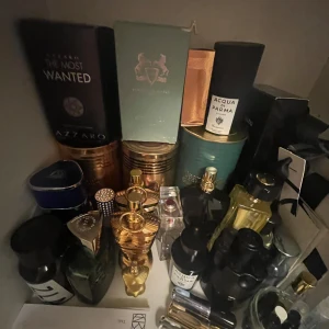 Säljer alla till rätt pris(styck pris)alla får man för 6500 - Vid köp får man en 7ml elixir absolut min bottle! Stor samling herrparfymer med bland annat Azzaro The Most Wanted, Jean Paul Gaultier Le Male, Acqua di Parma och fler. Flakonger i olika former och färger, bland annat guld, svart och grönt. Perfekt för dig som vill ha variation i doftgarderoben.