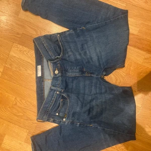 Tiger of Sweaden jens - Säljer ett par klassiska blå jeansbyxor från Tiger of Sweaden. Perfekta för dig som gillar en tidlös jeansstil.