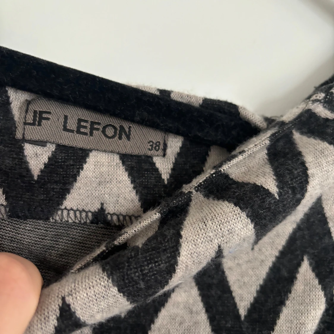 Svart och beige mönstrad klänning från Lefon - 2