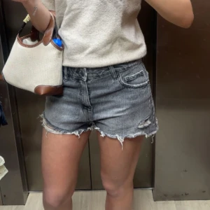 Low waist jeans shorts  - Superfina lågmidjade jeans shorts från pull and bear, fint skick 