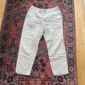 Zara linnebyxor - Supersnygga beiga linnebyxor från Zara perfekta till sommaren. Toppenskick utan defekter. Storlek Large men krympte i tvätten, så längden är kortare - passar någon som är runt 170. 