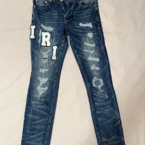 Amiri jeans  - Helt nya (oanvända) Amiri jeans - slim-fit i Storlek 31-32. Erbjuder frakt och pris går att diskuteras vid snabbaffär.
