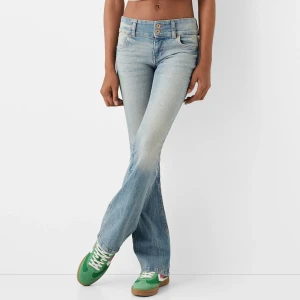 Low waist bootcut jeans från bershka - Säljer dessa jeans från bershka 