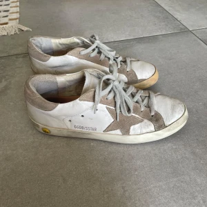 Golden goose skor - Ett par superfina skor från golfen goose som är använda men i bra skick! Passar till allt och väldigt användbara, skriv vid frågor💗