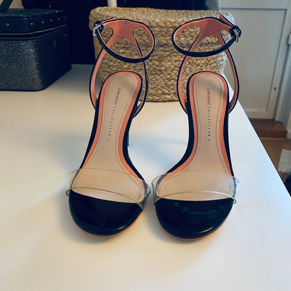 Svarta klackskor med transparent rem - 1