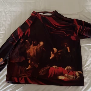 Default Club - Religion Art Sweater (3 XL) - Ej använd, och hög kvalitet med en dope religious motiv på framsidan, baksidan, och ärmen.