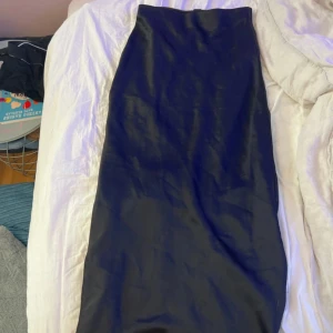 Svart långkjol från Lindex - Säljer en svart långkjol från Lindex i återvunnen polyester. Nypris:350kr. Pris går alltid att diskutera❣️