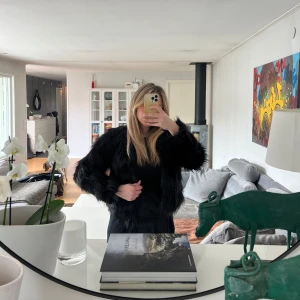 Svart pälsjacka - Säljer en snygg svart pälsjacka!! Superfin till både klänning och jeans. Fungerar när som helst och är som ny 💕