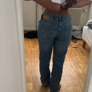 Lager 157 blå jeans - Klassiska blå Lager 157 jeans med rak passform och normal midja. Jeansen har fem fickor, knappgylf och är tillverkade i robust denim. Perfekta för en avslappnad och tidlös stil.