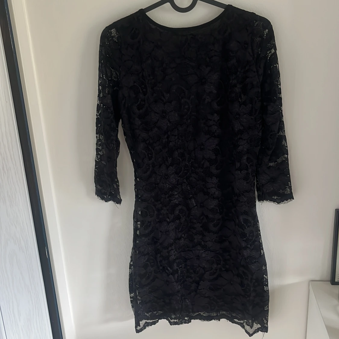 Svart spetsklänning med öppen rygg - 1