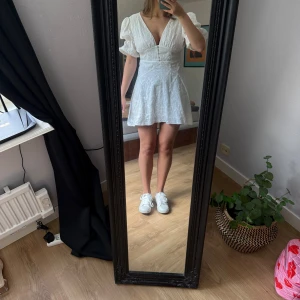 Vit Adoore klänning  - Så fin! Perfekt till midsommar/student/sommar 🌸