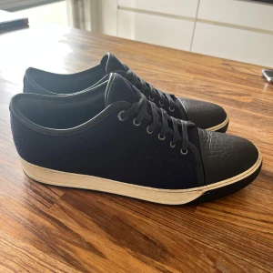 Lanvins - Säljer dessa snygga Lanvins billigt. Sulan är i dåligt skick som syns på bilden går kanske att använda ändå har testat o få i och det funkar! Annars är dom i bra skick förutom sulorna storlek 9! Hör av er vid frågor!