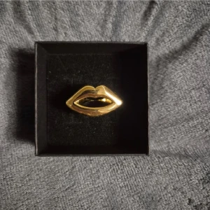 Guld ring läppar - GRATIS GÅVA MED VARGE ORDER!! Supertrendig stockholmsstil tjejer, ring guld. Vinter ring smycke. Gjord av stål, jag svarar och skickar alltid snabbt!