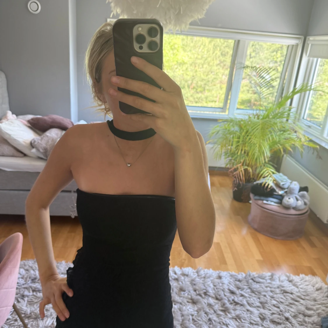 Svart kort klänning med halterneck Pepparmayo