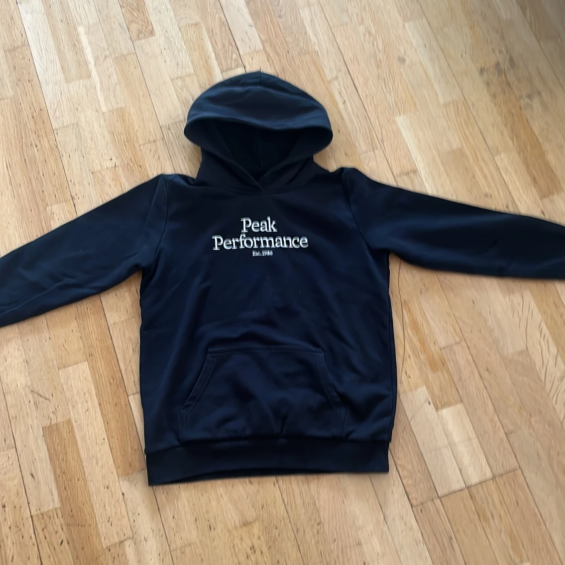 Svart hoodie från Peak Performance