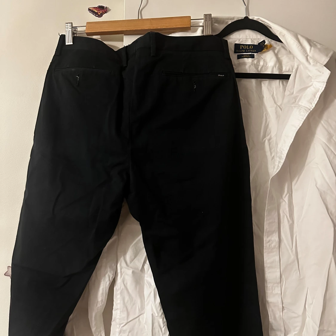 Vit skjorta från Polo Ralph Lauren och blå byxor från Polo Ralph Lauren  - 3