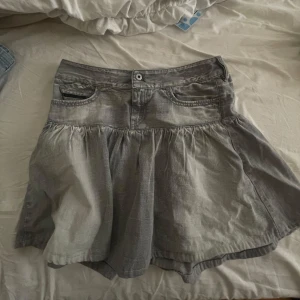 Grå jeanskjol  - Säljer en grå kort jeanskjol med volangliknande nederdel som jag ÄLSKAR!!! Den är köpt second hand och så har jag sytt upp den också 💞