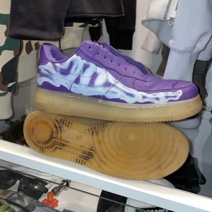 Nike Air Force 1 Skeleton Purple - Size: 41,5.  Äkta no box(.    Lyser när det är mörkt