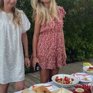 Blommig klänning - Jätte fin klänning från Zara i storlek S