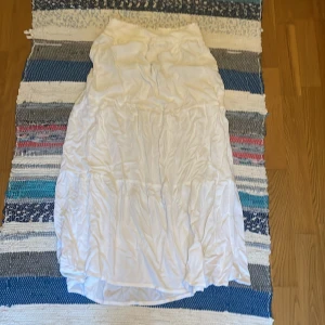 Vit långkjol  - Najs vit långkjol