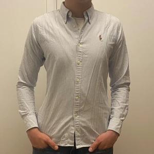 Ralph lauren skjorta - Snygg Ralph lauren skjorta i bra skick, är i storleken M men passar bättre på S.