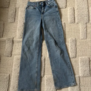 Blå raka jeans från Pieces - Klassiska blå jeans från Pieces med raka ben och normal passform.  Materialet är slitstarkt denim i bomull.