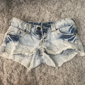 Lågmidjade ljusa jeansshorts - Säljer ett par lågmidjade jeansshorts!