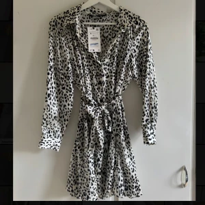 Skjortklänning från Zara - Superfin skjortklänning i satinmaterial från Zara, aldrig använd, storlek S💕