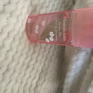 Elizabeth Arden Green Tea Cherry Blossom - Fräsch parfym från Elizabeth Arden i doften Green Tea Cherry Blossom 100ml.  Perfekt för dig som gillar lätta, blommiga och fruktiga dofter.