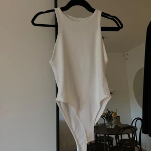 Vit body - Vit body, ny med prislapp kvar 🤍