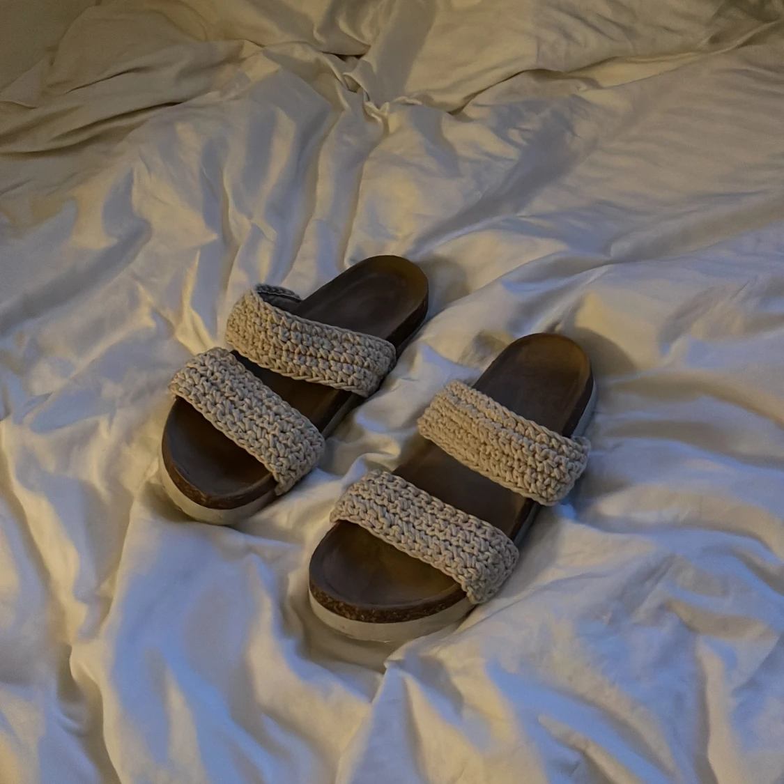 Beige sandaler med stickade band