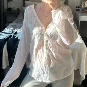 Blus/skjorta - Unik Sommartopp med tunt material. Använda enstaka gånger. Unik baksida med fint och coolt brodyr på ryggen. Mycket fin nu på sommaren. 💞💞 