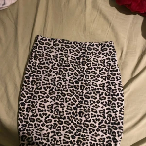 Leopard kjol  - Jättefin kjol med leopard mönster. Oanvänd. 