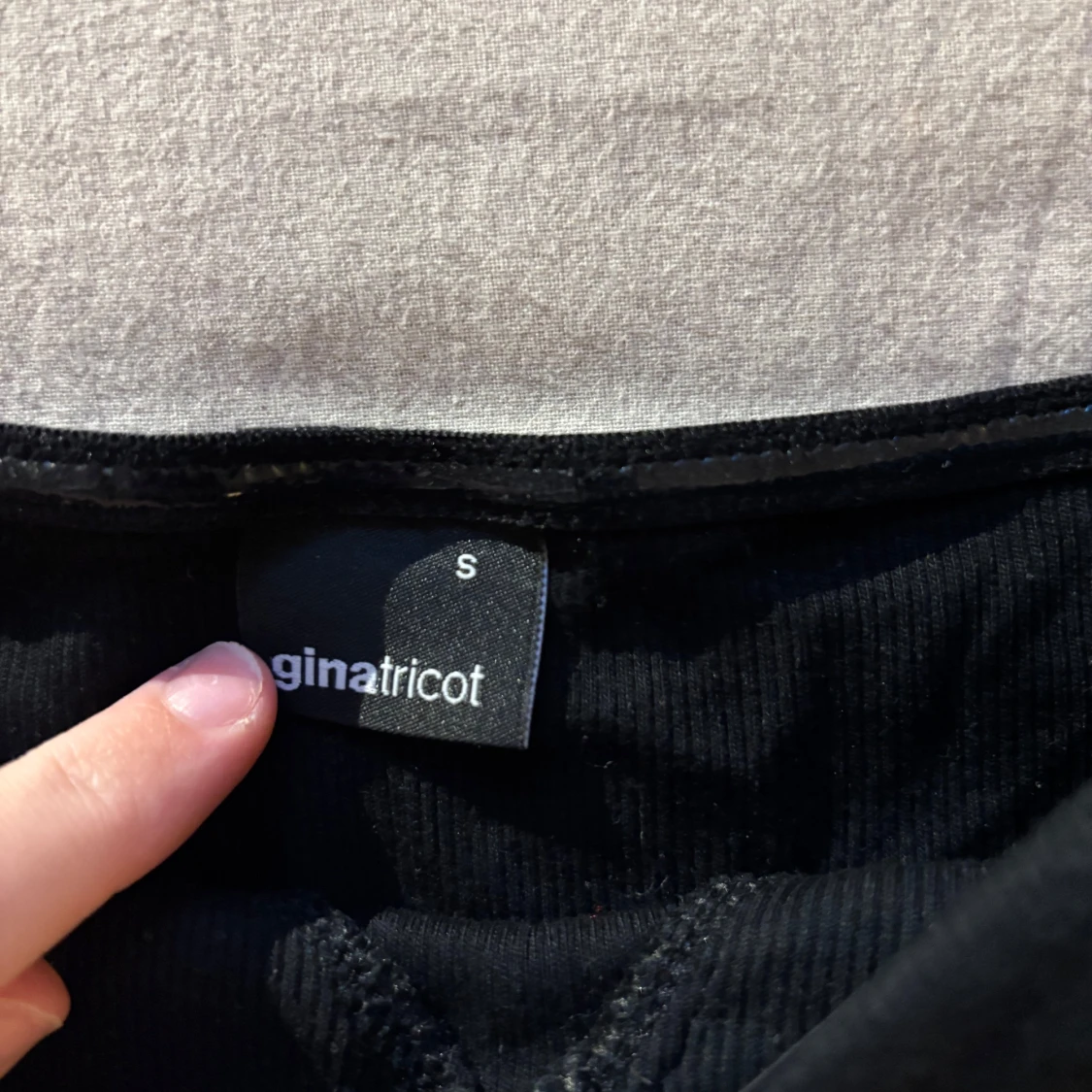 Svart ribbad tubtopp från Gina Tricot - 2