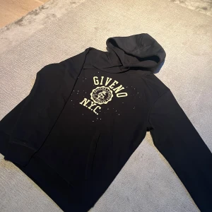 Giveno Léonce hoodie  - Säljer nu denna feta hoodie från Giveno Léonce, tröjan är använd typ 10 gånger och är i super bra skick. bara att höra av sig om man har några funderingar 👏
