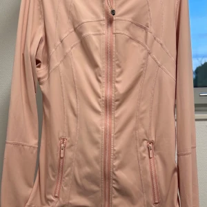 Lululemon define jacket - Lululemon jacka – storlek 4. Sparsamt använd och i mycket gott skick, nästan som ny.  Pris kan diskuteras vid snabb affär. 