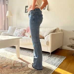 Mörkblåa jeans - Mörkblåa low wait jeans från Gina i storlek 38, har spretat upp de längst ner så att de passar mig som 175❣️