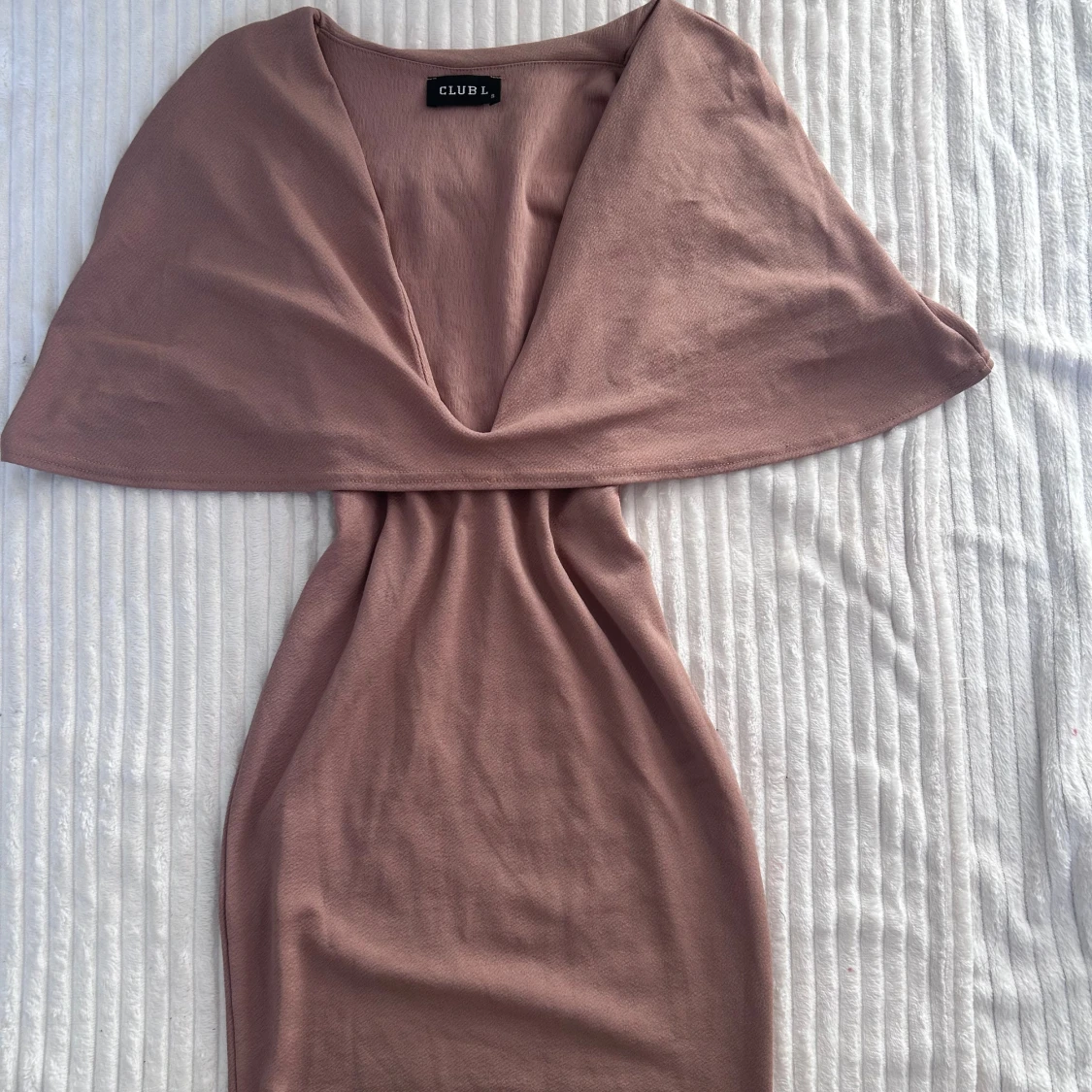 Rosa omlottklänning från Club L