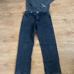 Jack & jones Jeans - Jeans i storlek 164 pssar om du är 150-165 skulle jah säga. Schyssta i lite baggy fit. Du får även med mango tröjan i annonsen. Jeansen är  nytt skick så släpper för 200kr