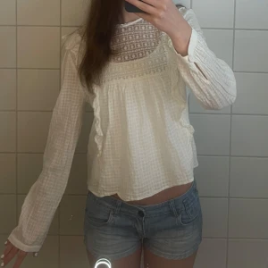Blus Zara - Jättegullig vit blus från Zara, perfekt till sommaren. Inga defekter. OBS!! Den är i storlek L men skulle säga att den mer passar xs-m. Jag brukar ha xs eller s i vanliga fall. Har linne under på bilden🥰💞